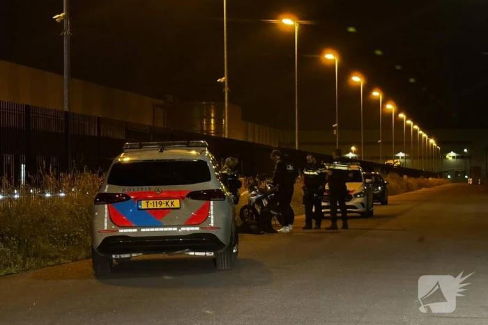 Bestuurder crossvoertuig hard onderuit op industrieterrein