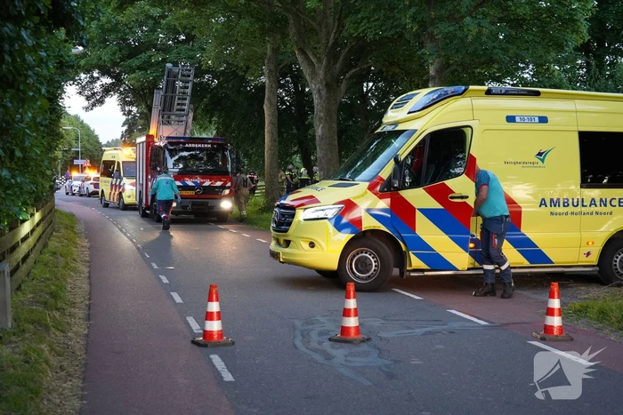 Auto crasht met hoge snelheid en belandt in sloot