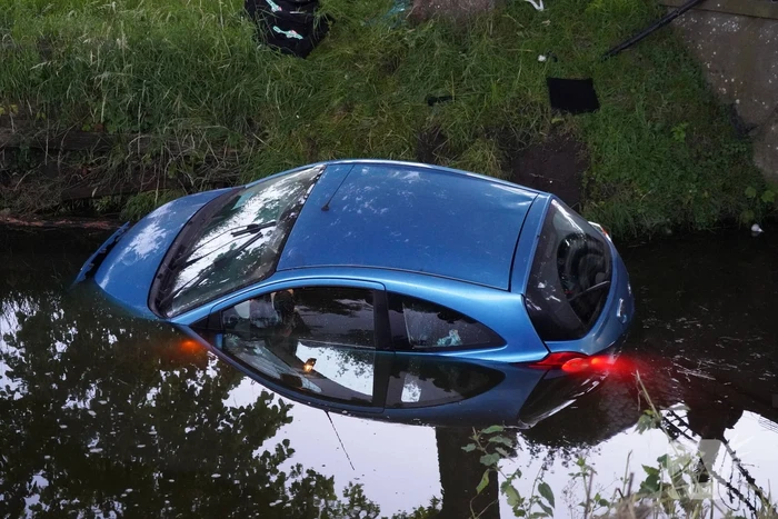 Auto crasht met hoge snelheid en belandt in sloot