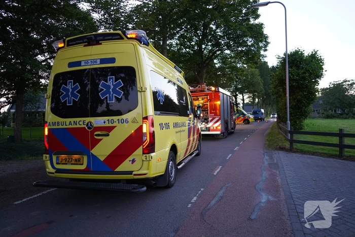 Auto crasht met hoge snelheid en belandt in sloot