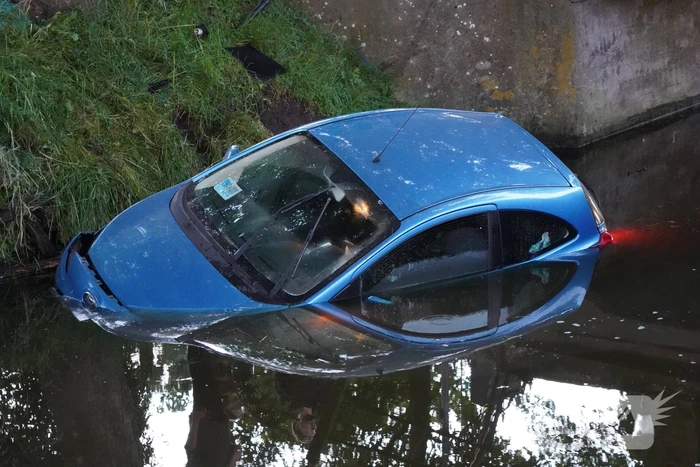 Auto crasht met hoge snelheid en belandt in sloot