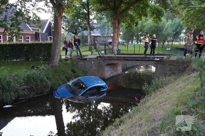 Auto crasht met hoge snelheid en belandt in sloot