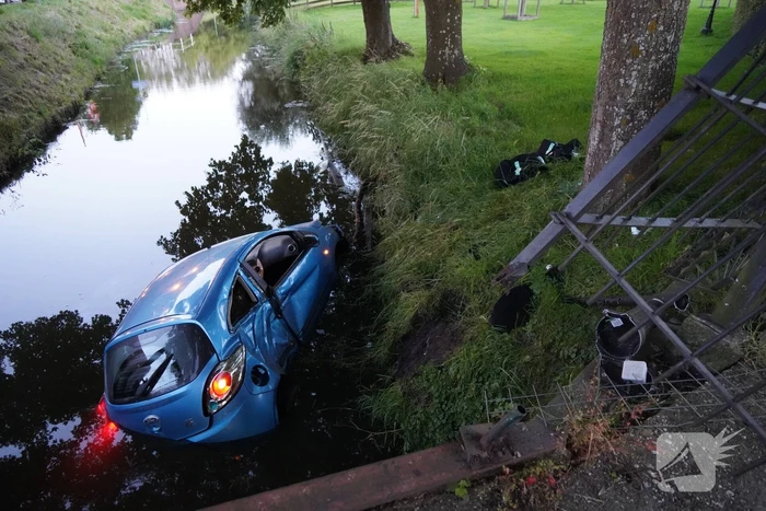 Auto crasht met hoge snelheid en belandt in sloot