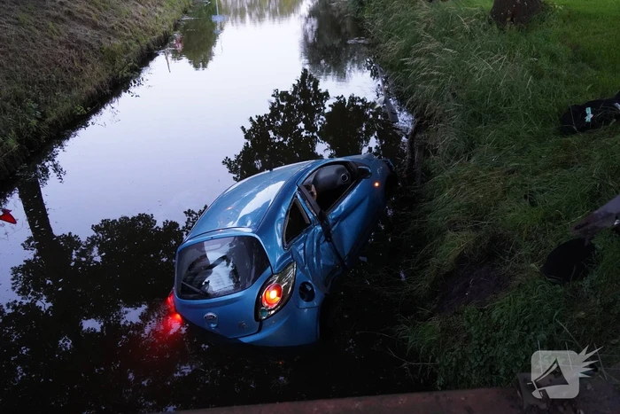 Auto crasht met hoge snelheid en belandt in sloot