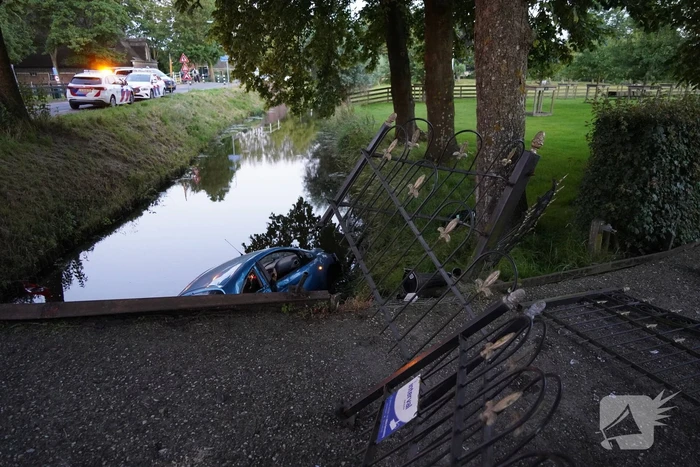 Auto crasht met hoge snelheid en belandt in sloot
