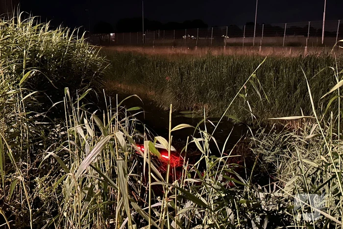 Driftende bestuurder eindigt in sloot