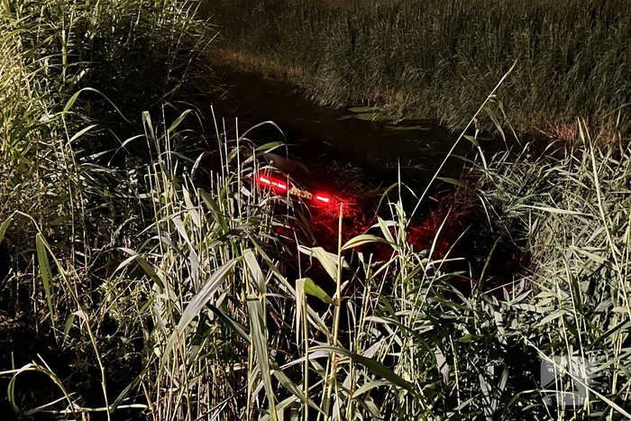 Driftende bestuurder eindigt in sloot