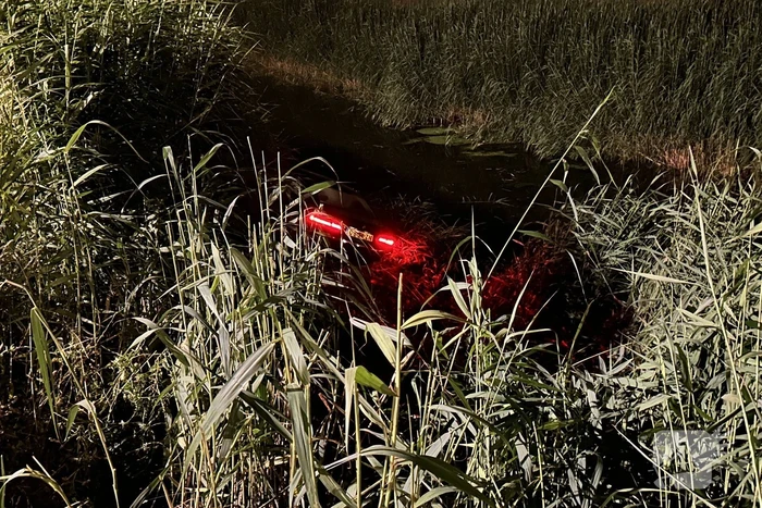 Driftende bestuurder eindigt in sloot