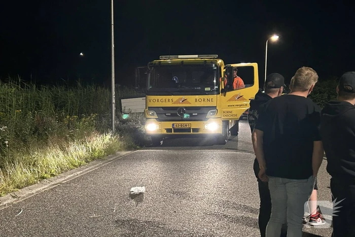 Driftende bestuurder eindigt in sloot