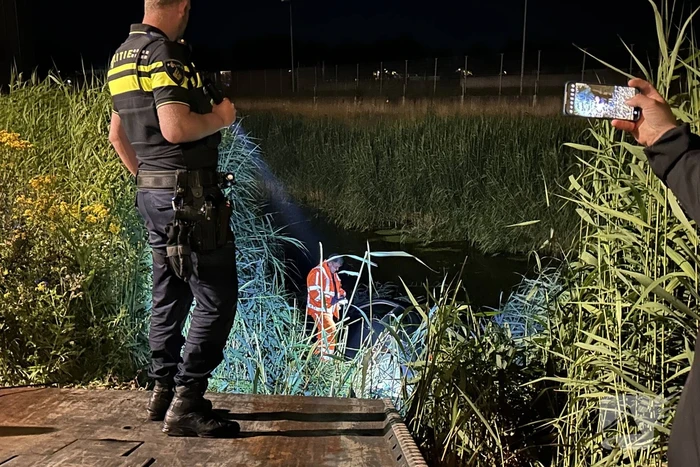 Driftende bestuurder eindigt in sloot
