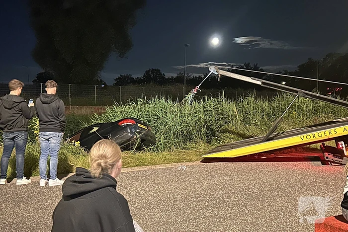 Driftende bestuurder eindigt in sloot