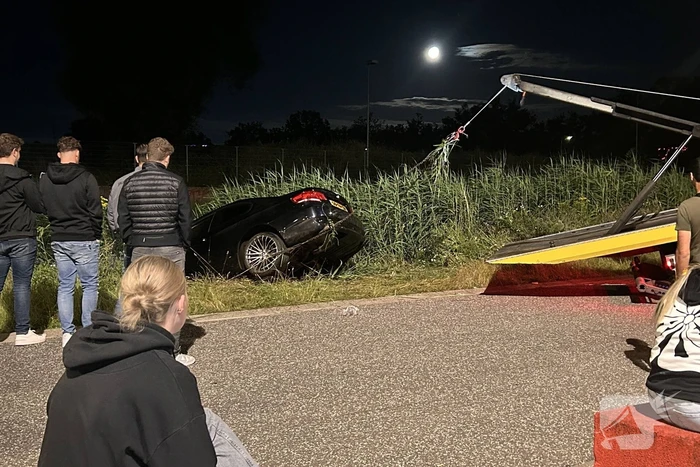 Driftende bestuurder eindigt in sloot