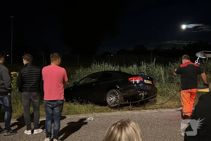 Driftende bestuurder eindigt in sloot