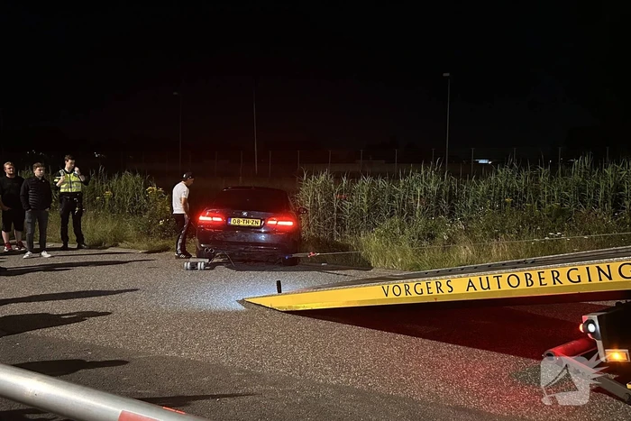 Driftende bestuurder eindigt in sloot
