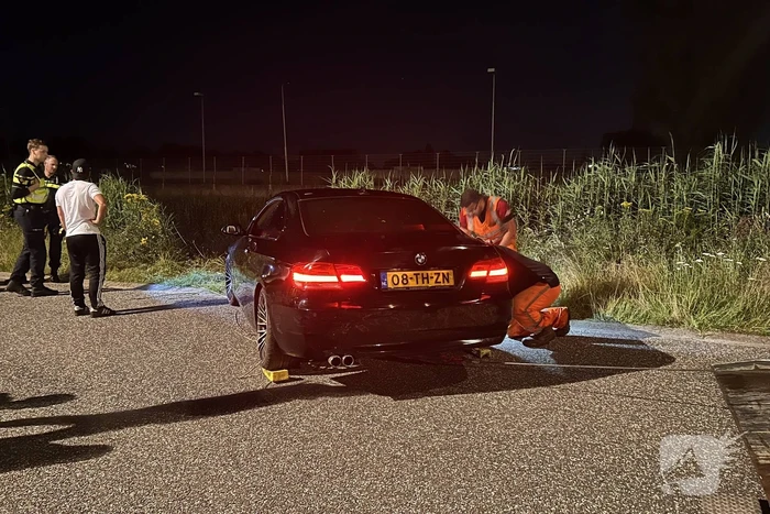 Driftende bestuurder eindigt in sloot