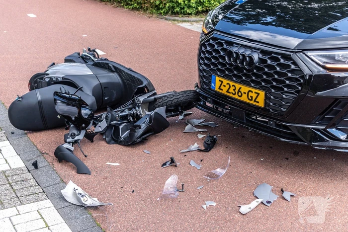 Flinke schade scooter na harde val kruising