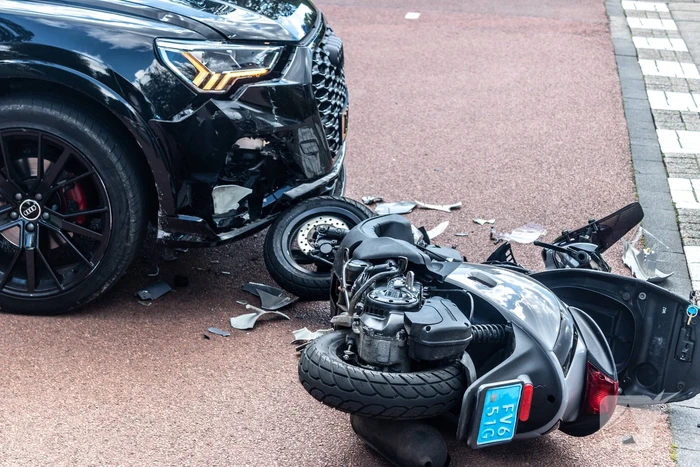 Flinke schade scooter na harde val kruising