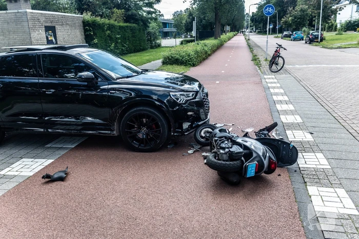 Flinke schade scooter na harde val kruising