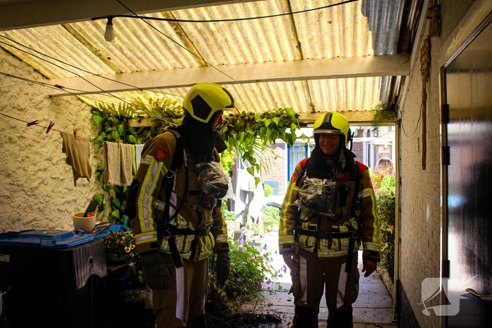 Brand onder overkapping geblust