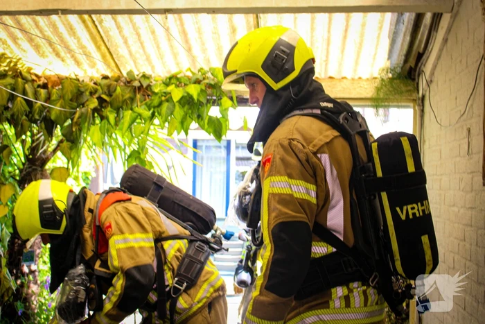 Brand onder overkapping geblust