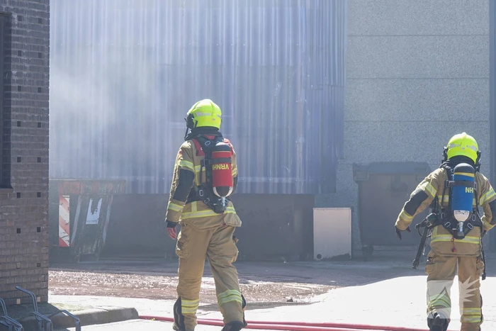 Flinke brand bij bedrijfspand in container