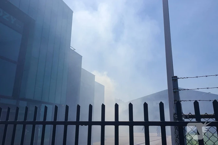 Flinke brand bij bedrijfspand in container