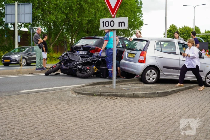Motorrijder klemgereden tussen twee auto's