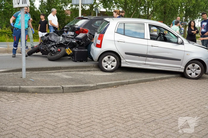 Motorrijder klemgereden tussen twee auto's