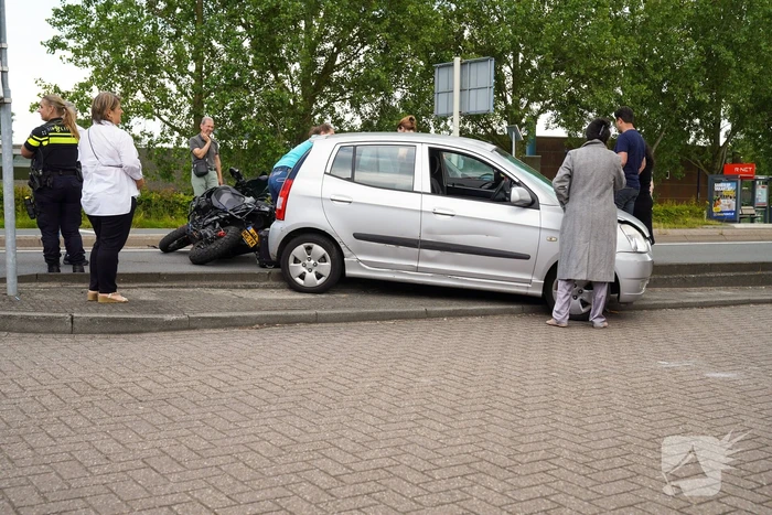 Motorrijder klemgereden tussen twee auto's