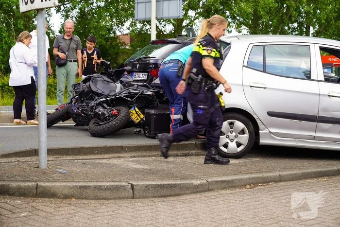 Motorrijder klemgereden tussen twee auto's