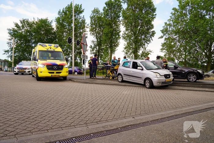 Motorrijder klemgereden tussen twee auto's