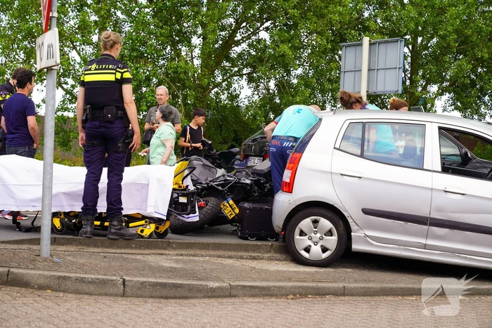 Motorrijder klemgereden tussen twee auto's