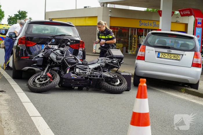 Motorrijder klemgereden tussen twee auto's