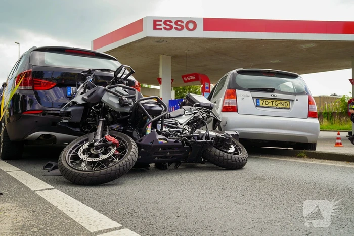 Motorrijder klemgereden tussen twee auto's