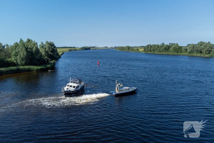 Plezierjacht loopt vast op Schelde-Rijnkanaal