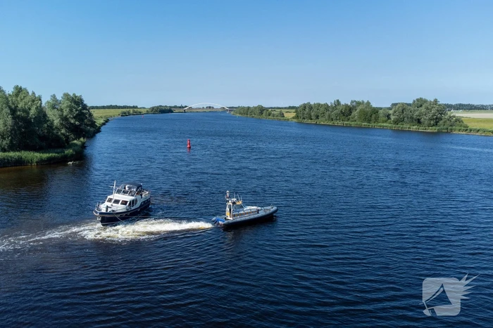 Plezierjacht loopt vast op Schelde-Rijnkanaal