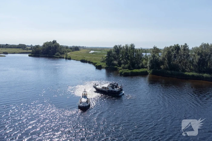 Plezierjacht loopt vast op Schelde-Rijnkanaal