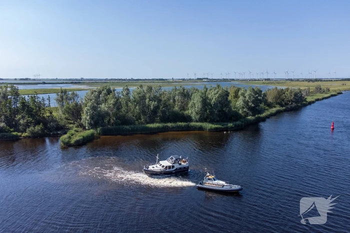 Plezierjacht loopt vast op Schelde-Rijnkanaal