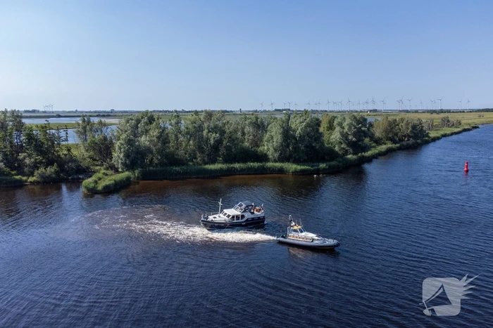 Plezierjacht loopt vast op Schelde-Rijnkanaal