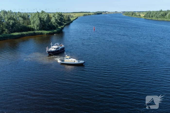 Plezierjacht loopt vast op Schelde-Rijnkanaal