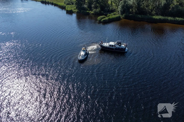 Plezierjacht loopt vast op Schelde-Rijnkanaal