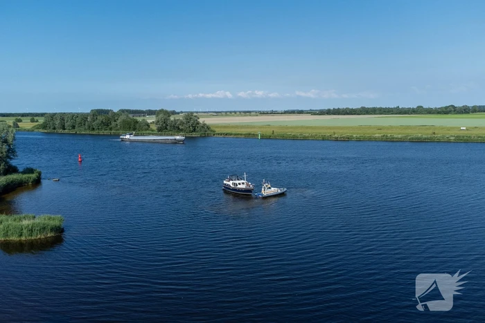 Plezierjacht loopt vast op Schelde-Rijnkanaal