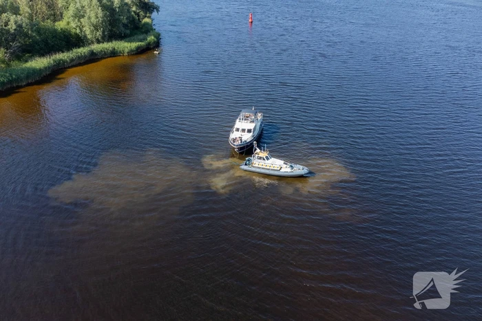 Plezierjacht loopt vast op Schelde-Rijnkanaal