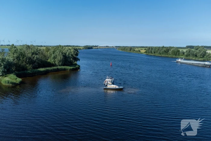 Plezierjacht loopt vast op Schelde-Rijnkanaal