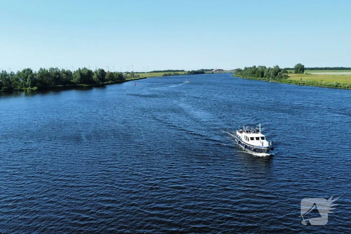 Plezierjacht loopt vast op Schelde-Rijnkanaal