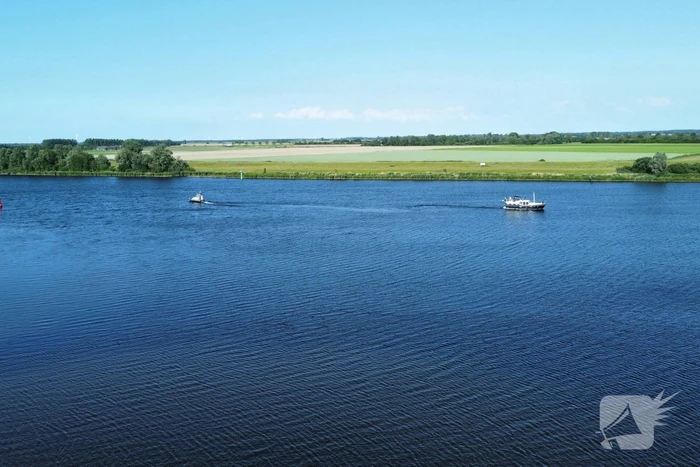 Plezierjacht loopt vast op Schelde-Rijnkanaal