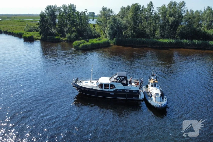 Plezierjacht loopt vast op Schelde-Rijnkanaal