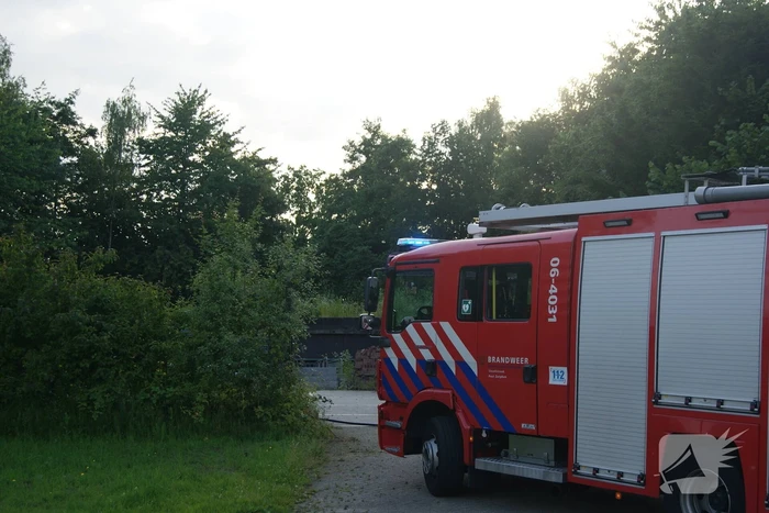Brand in bouwkeet bij bedrijf