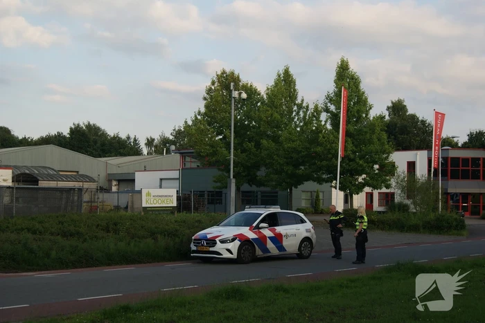 Brand in bouwkeet bij bedrijf