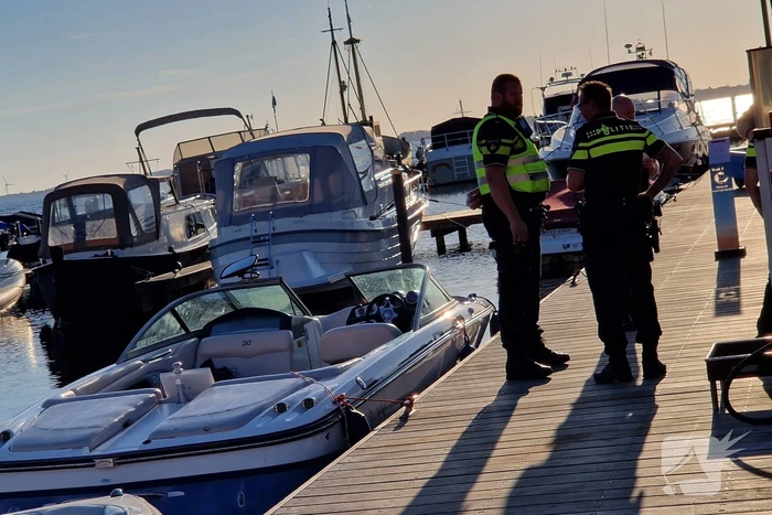 Boot vaart over man heen op Westeinderplassen